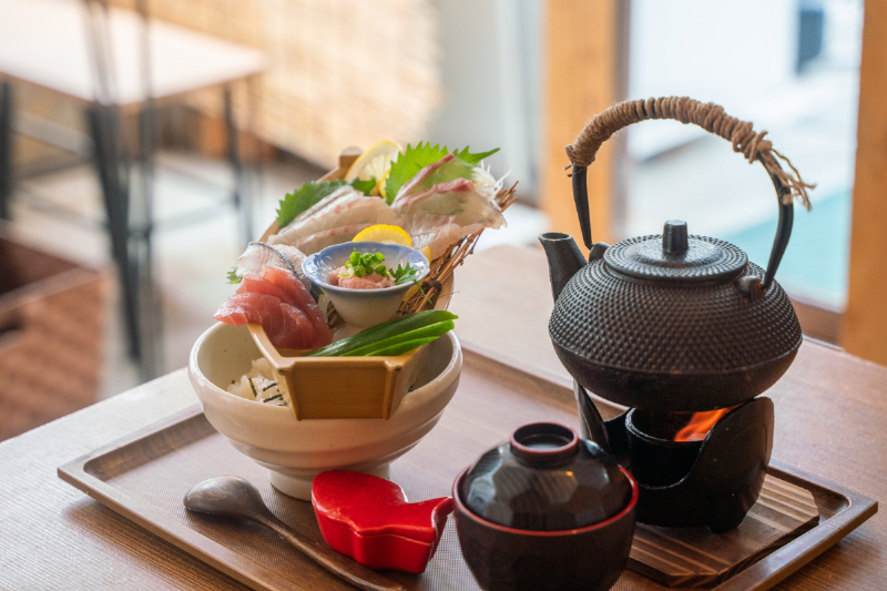 渡し場通り食堂　鯛・マグロ・サワラ・ネギトロの海舟丼