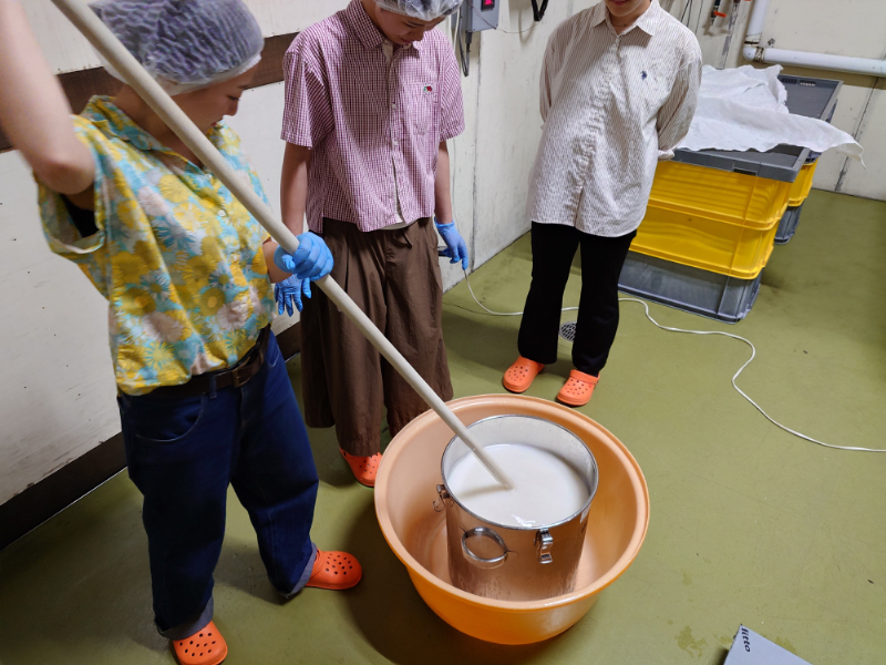 酒井酒造　櫂でかき混ぜる写真